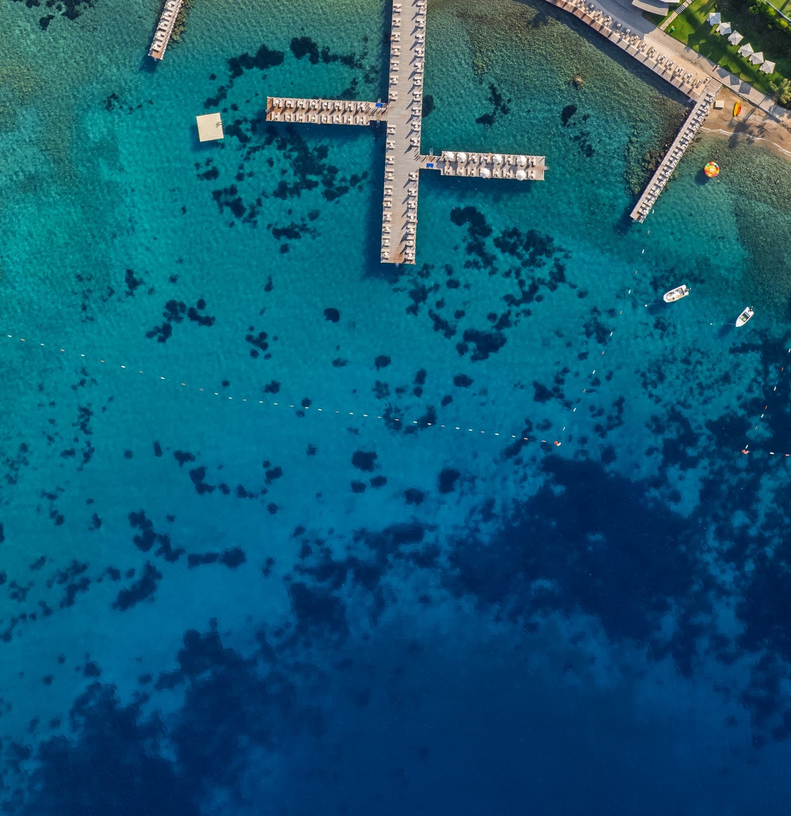 Kefaluka Resort sahili ve iskeleleri — havadan görünüm