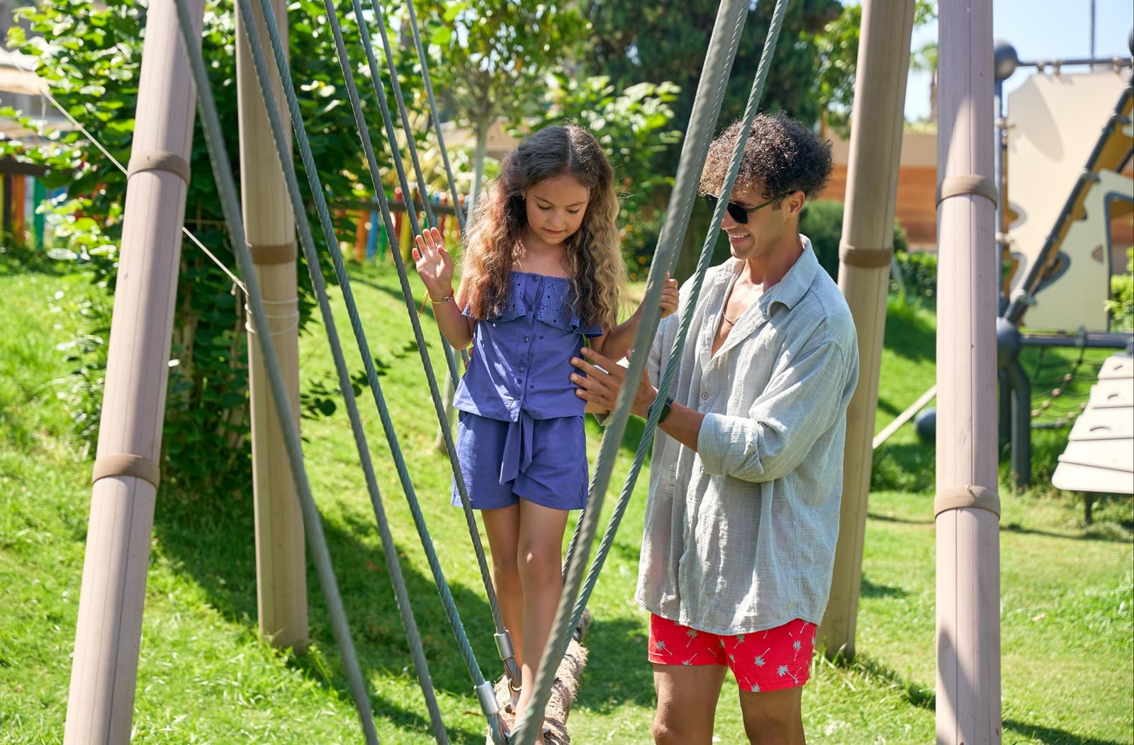 Kefaluka Resort'ta birlikte vakit geçiren aile