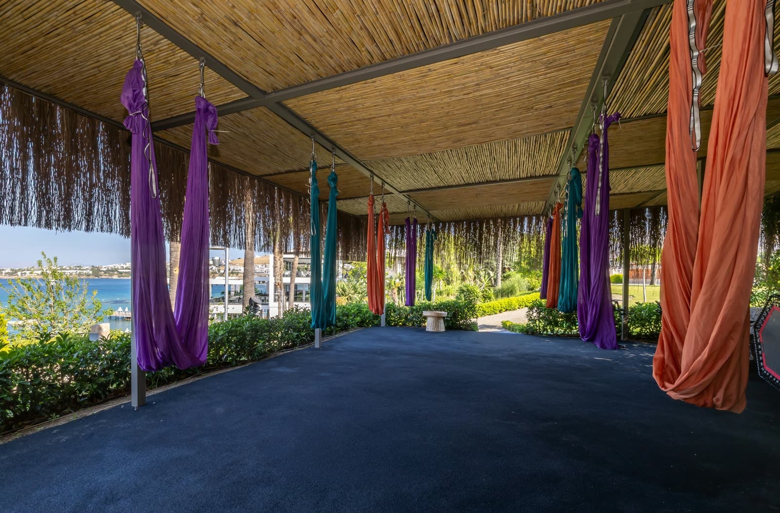 Deniz karşısında açık havada yoga seansı